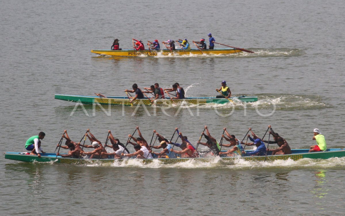 Latihan Dayung Jatim Jelang Pon Antara Foto