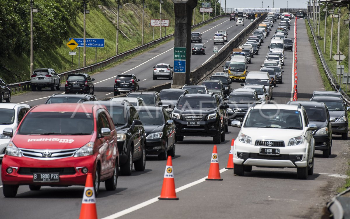 ANTREAN KENDARAAN KE BANDUNG | ANTARA Foto