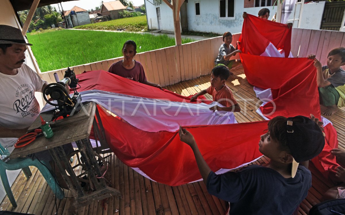 MENJAHIT BENDERA MERAH PUTIH RAKSASA | ANTARA Foto