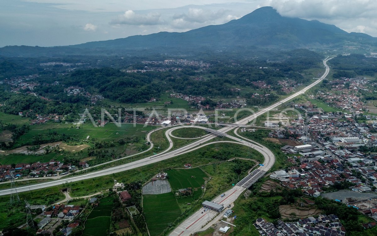 PENGOPERASIAN JALAN TOL CISUMDAWU SEKSI DUA DAN TIGA | ANTARA Foto