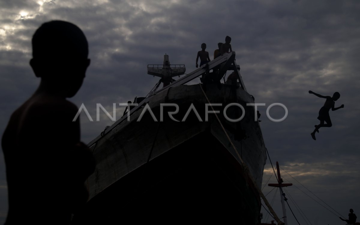 Bermain di kapal pengangkut barang