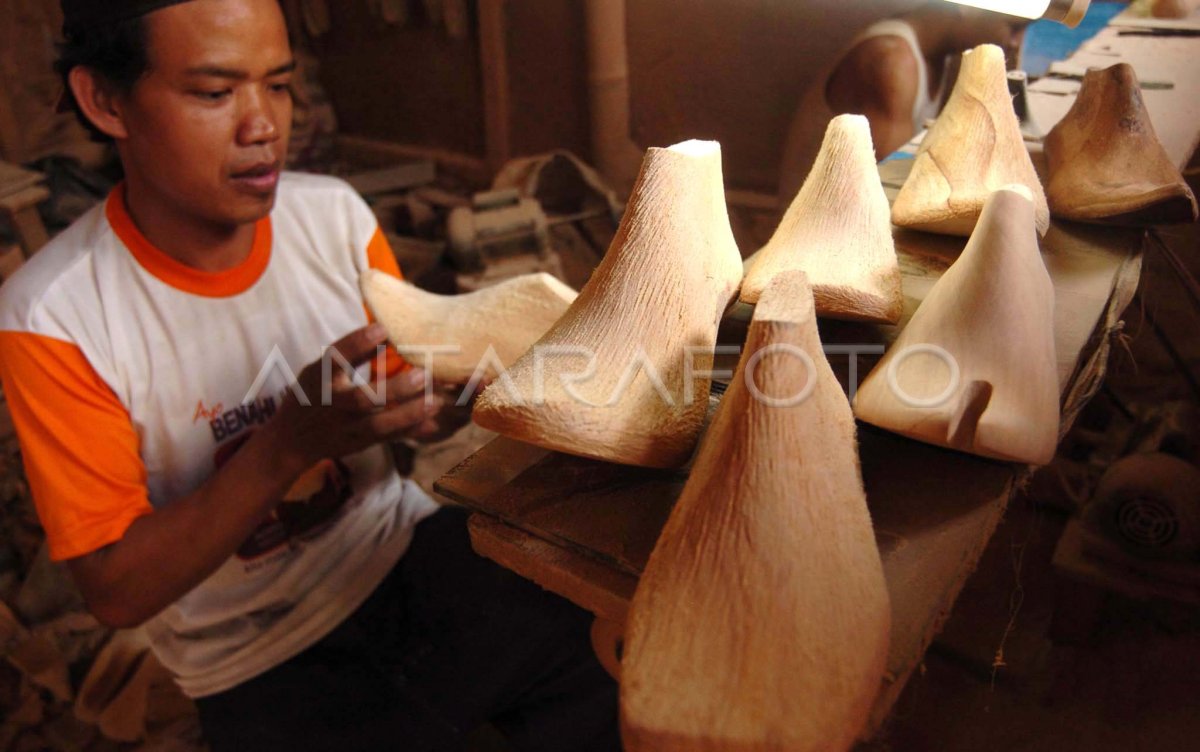 CETAKAN SEPATU | ANTARA Foto