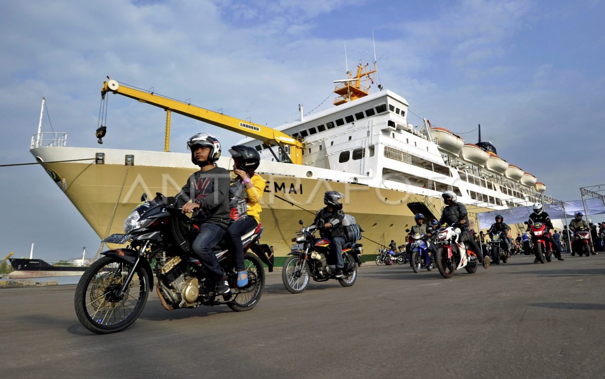 PEMUDIK BERSEPEDA MOTOR NAIK KAPAL | ANTARA Foto