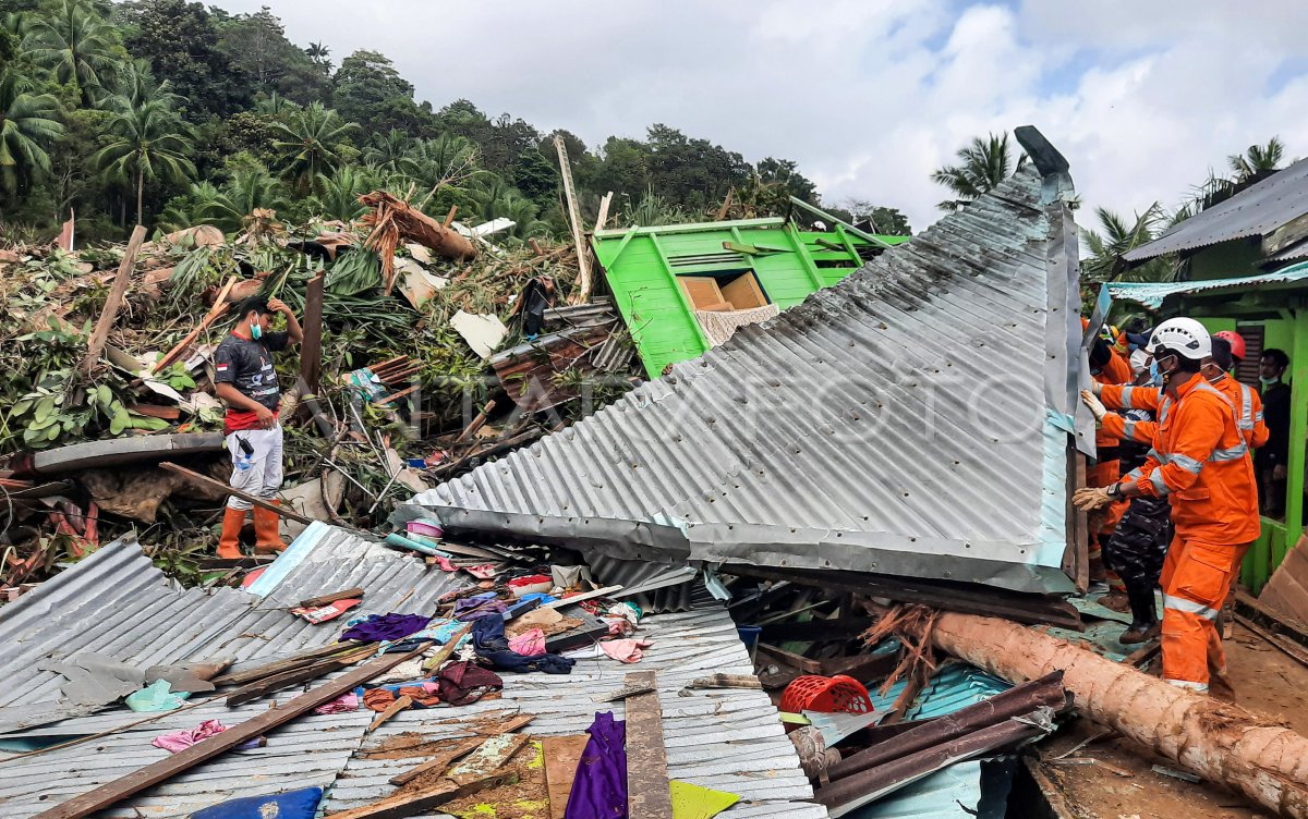 Pencarian Korban Tanah Longsor Di Serasan Antara Foto