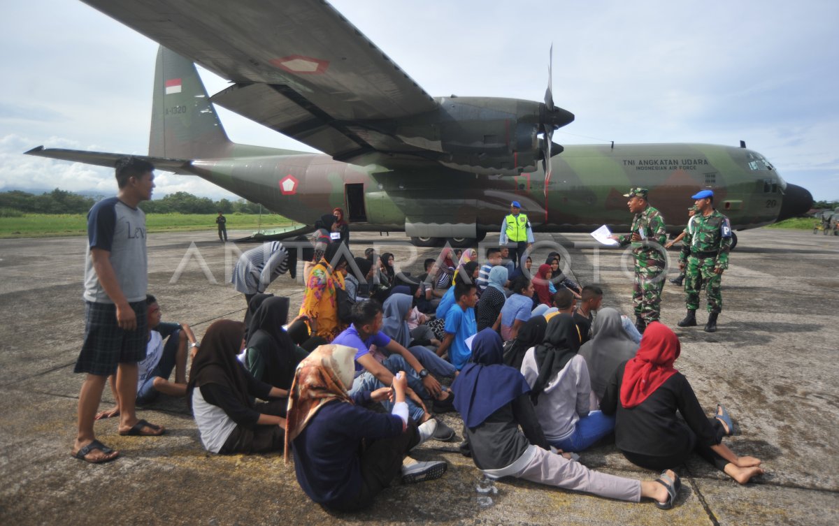 LATIHAN EVAKUASI KORBAN BENCANA | ANTARA Foto