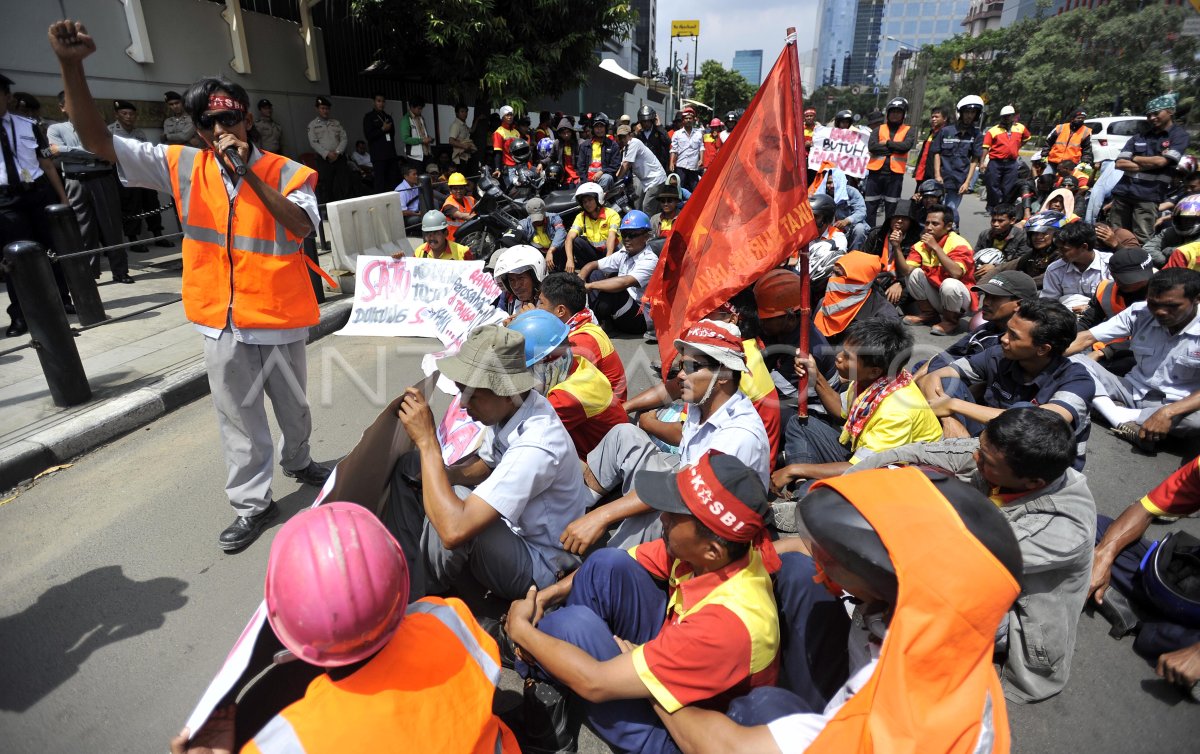 TUNTUT KEADILAN UPAH | ANTARA Foto