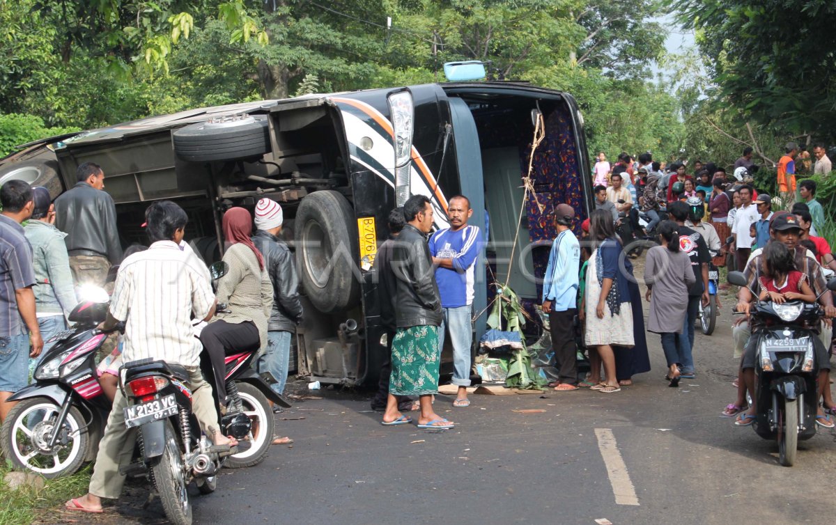 KECELAKAAN BUS WISATA | ANTARA Foto