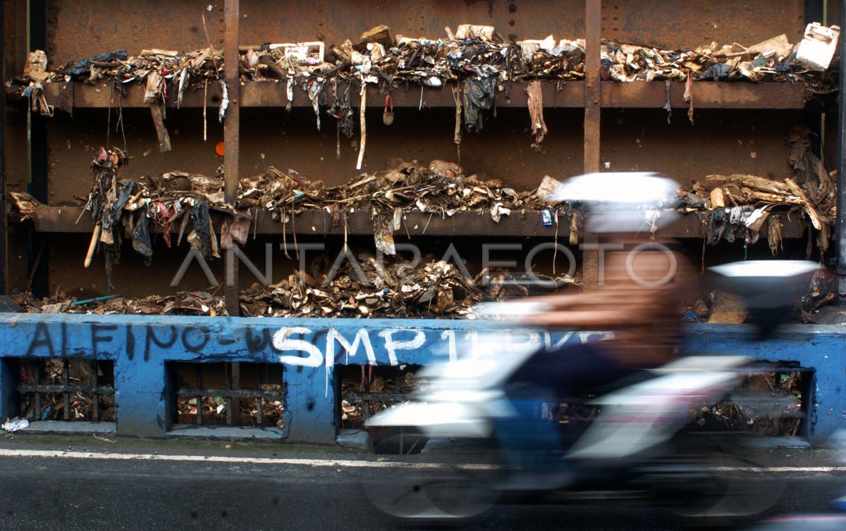 Sampah Berserakan Antara Foto