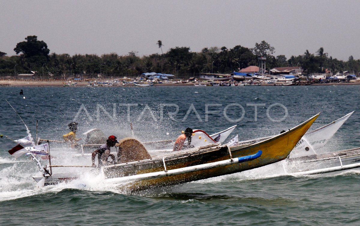 Lomba Balap Perahu Tradisional Antara Foto 9447