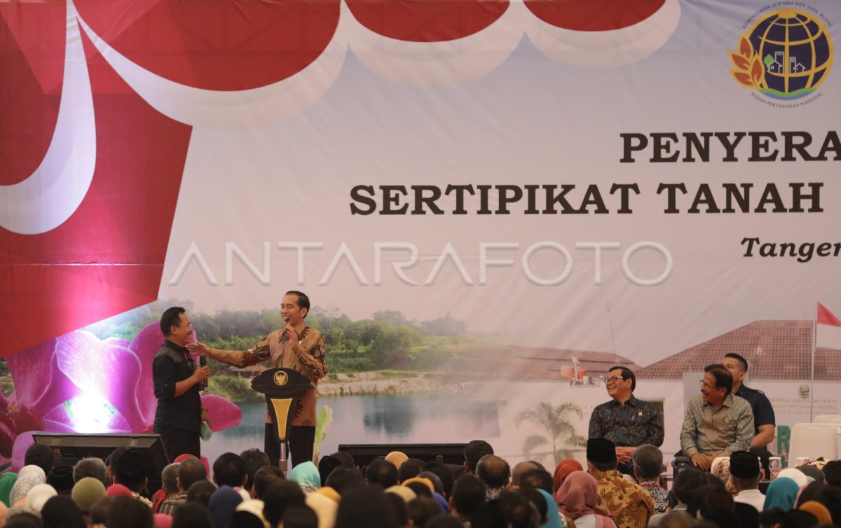 Presiden Serahkan Sertifikat Tanah Antara Foto