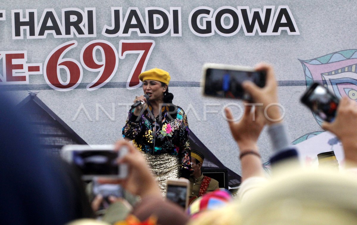 Titi DJ berbicara di hadapan kamera