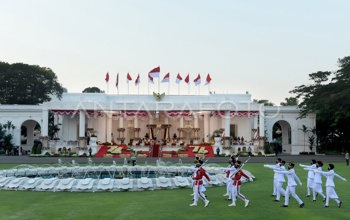 UPACARA PENURUNAN BENDERA MERAH PUTIH ANTARA Foto