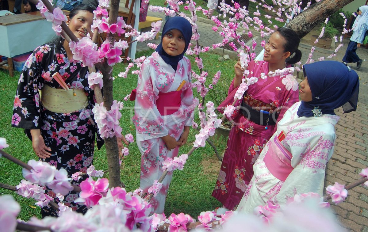 TAMAN SAKURA | ANTARA Foto