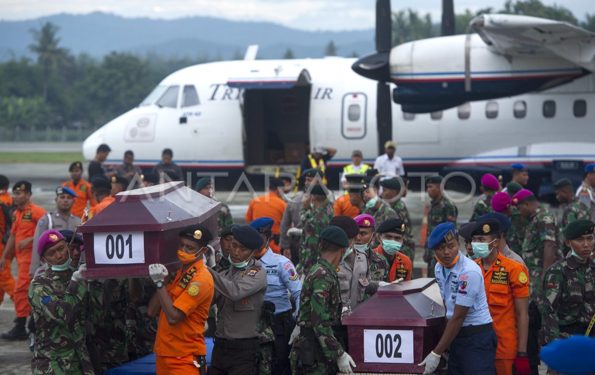 SERAH TERIMA JENAZAH KORBAN KECELAKAAN TRIGANA AIR | ANTARA Foto