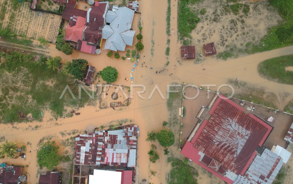 Banjir Rendam Permukiman Di Padangpariaman Antara Foto