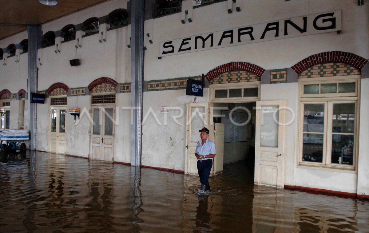 STASIUN TAWANG BANJIR | ANTARA Foto