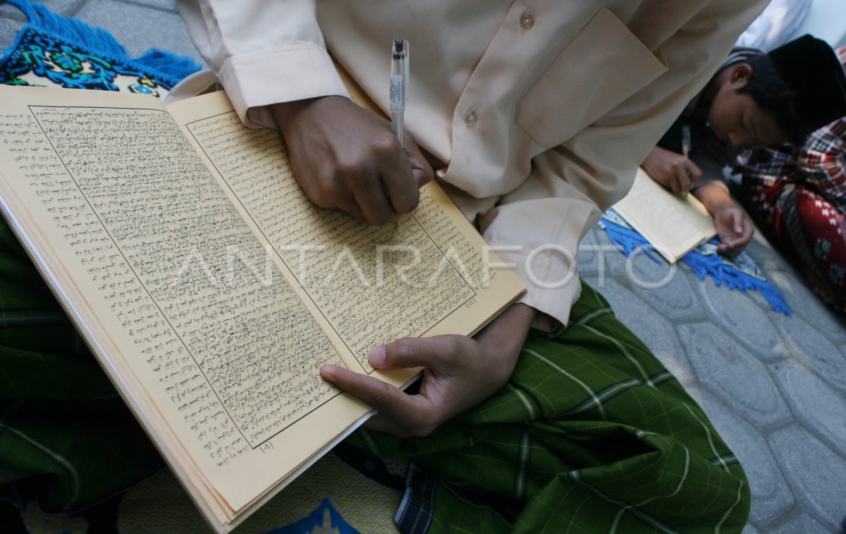 Mengaji Kitab Kuning Antara Foto