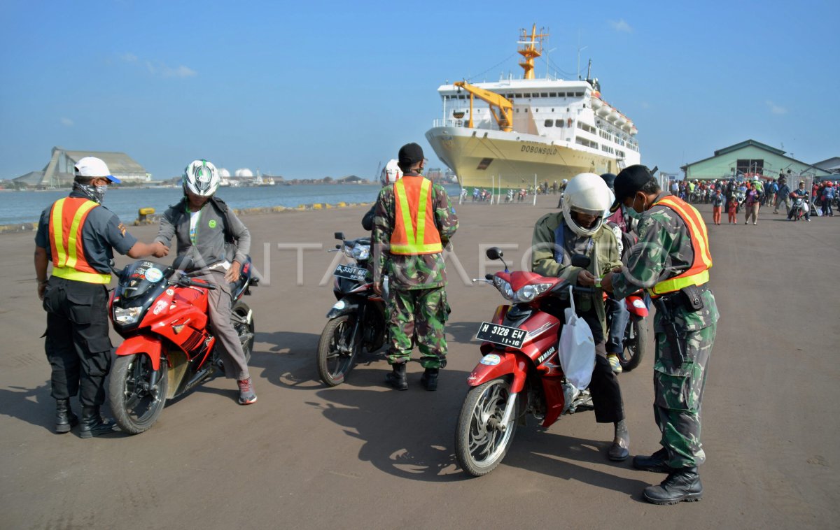 PEMUDIK MOTOR MENGGUNAKAN KAPAL | ANTARA Foto