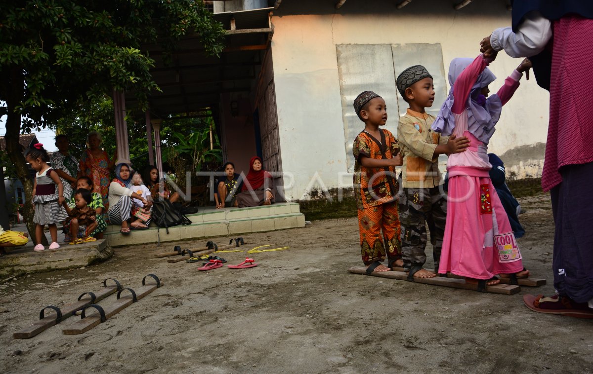 PERMAINAN TRADISIONAL DI JOMBANG | ANTARA Foto