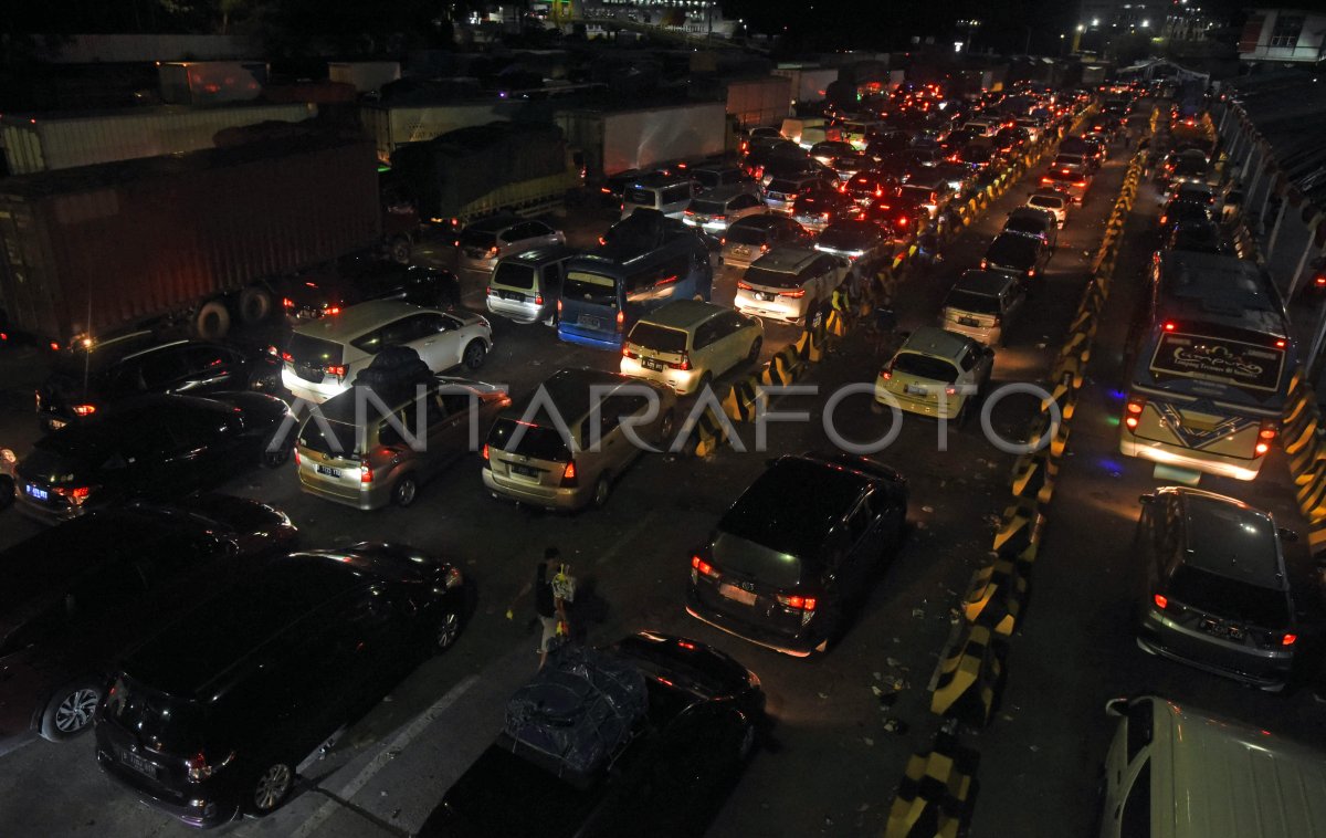 KEPADATAN PEMUDIK PELABUHAN MERAK | ANTARA Foto