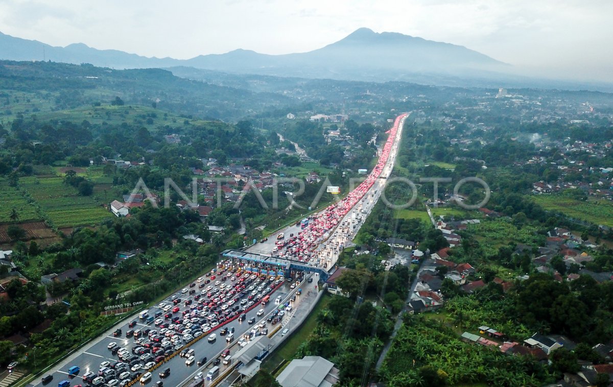 KEPADATAN KENDARAAN DI EXIT TOL CIAWI