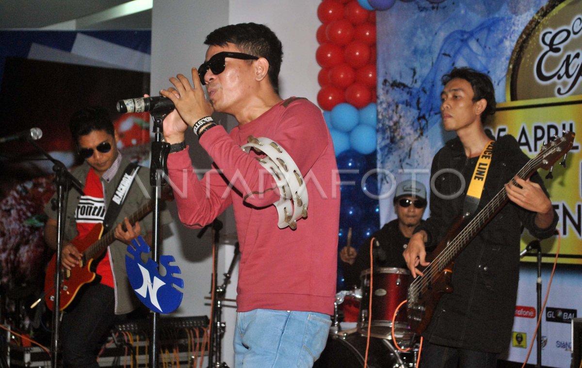 VOKALIS NIRWANA BAND | ANTARA Foto