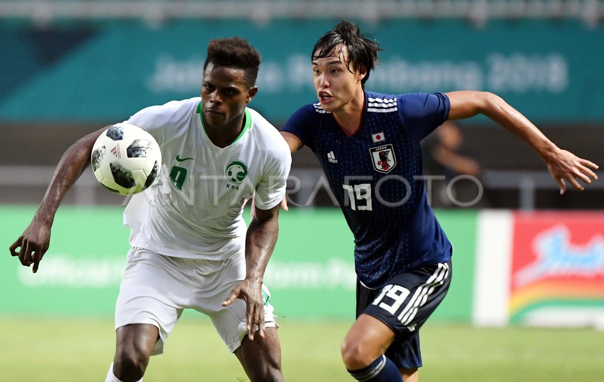 SEPAK BOLA PEREMPATFINAL ARAB SAUDI VS JEPANG | ANTARA Foto