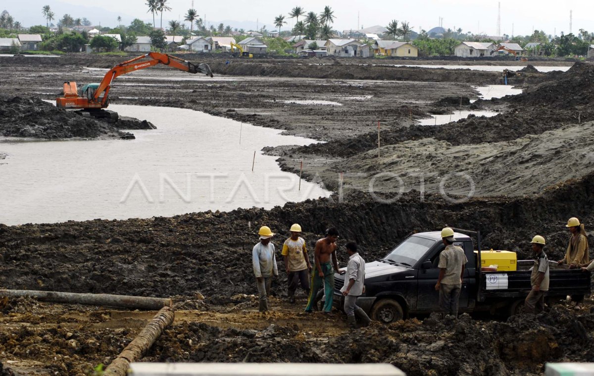 ATASI BANJIR | ANTARA Foto