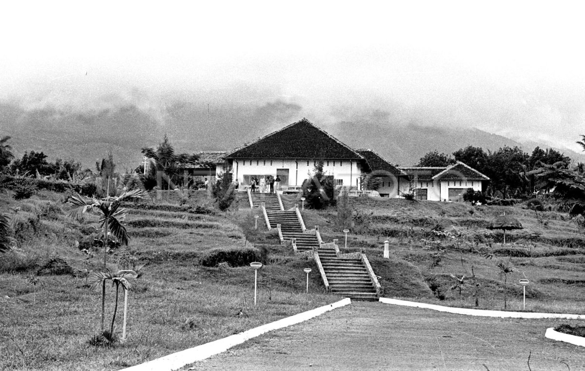 WISATA SEJARAH GEDUNG LINGGARJATI