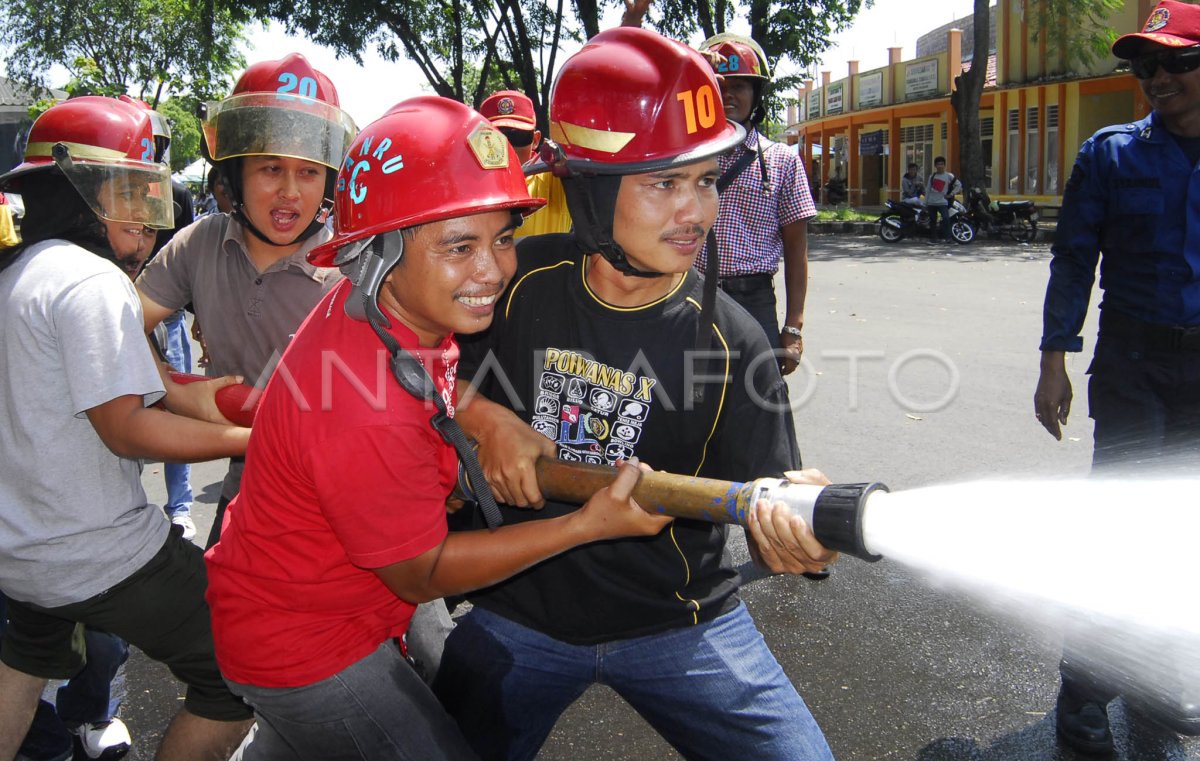 SIMULASI PEMADAMAN KEBAKARAN. | ANTARA Foto