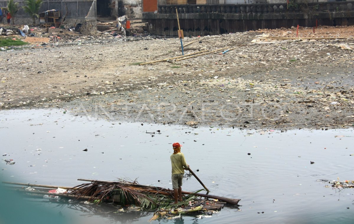 Pencemaran Sungai Antara Foto