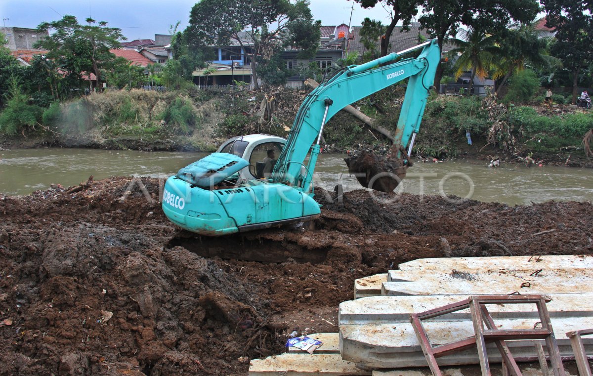 NORMALISASI KALI CILIWUNG | ANTARA Foto