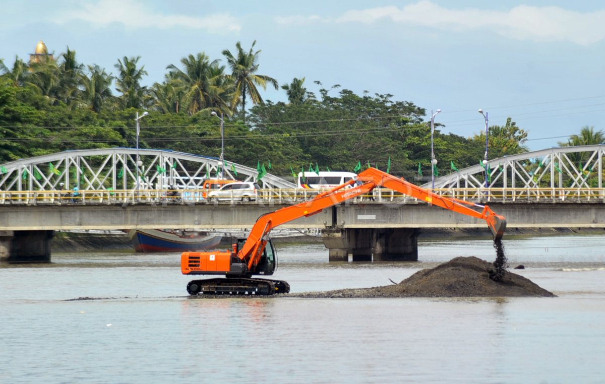 PENGERUKAN SEDIMEN SUNGAI | ANTARA Foto