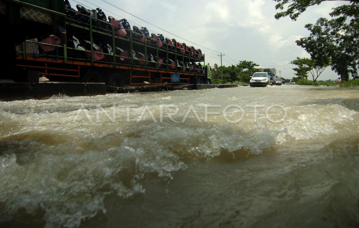 JALUR PANTURA TERENDAM BANJIR | ANTARA Foto