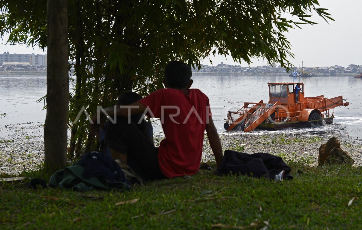 Pembersihan Waduk Pluit Antara Foto