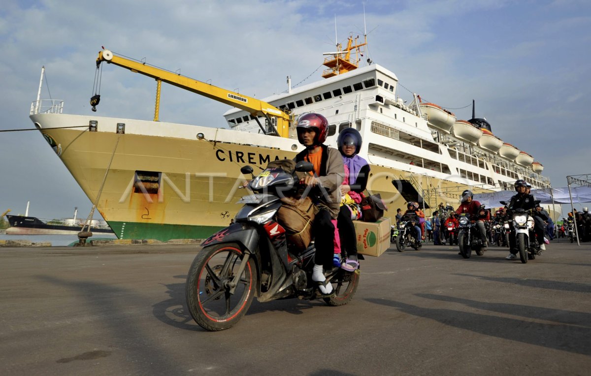 PEMUDIK BERSEPEDA MOTOR NAIK KAPAL | ANTARA Foto