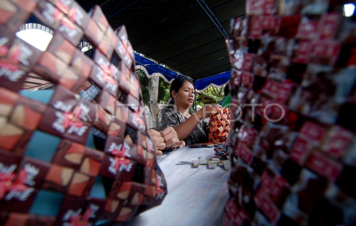 Kerajinan Daur Ulang Sampah Plastik Antara Foto