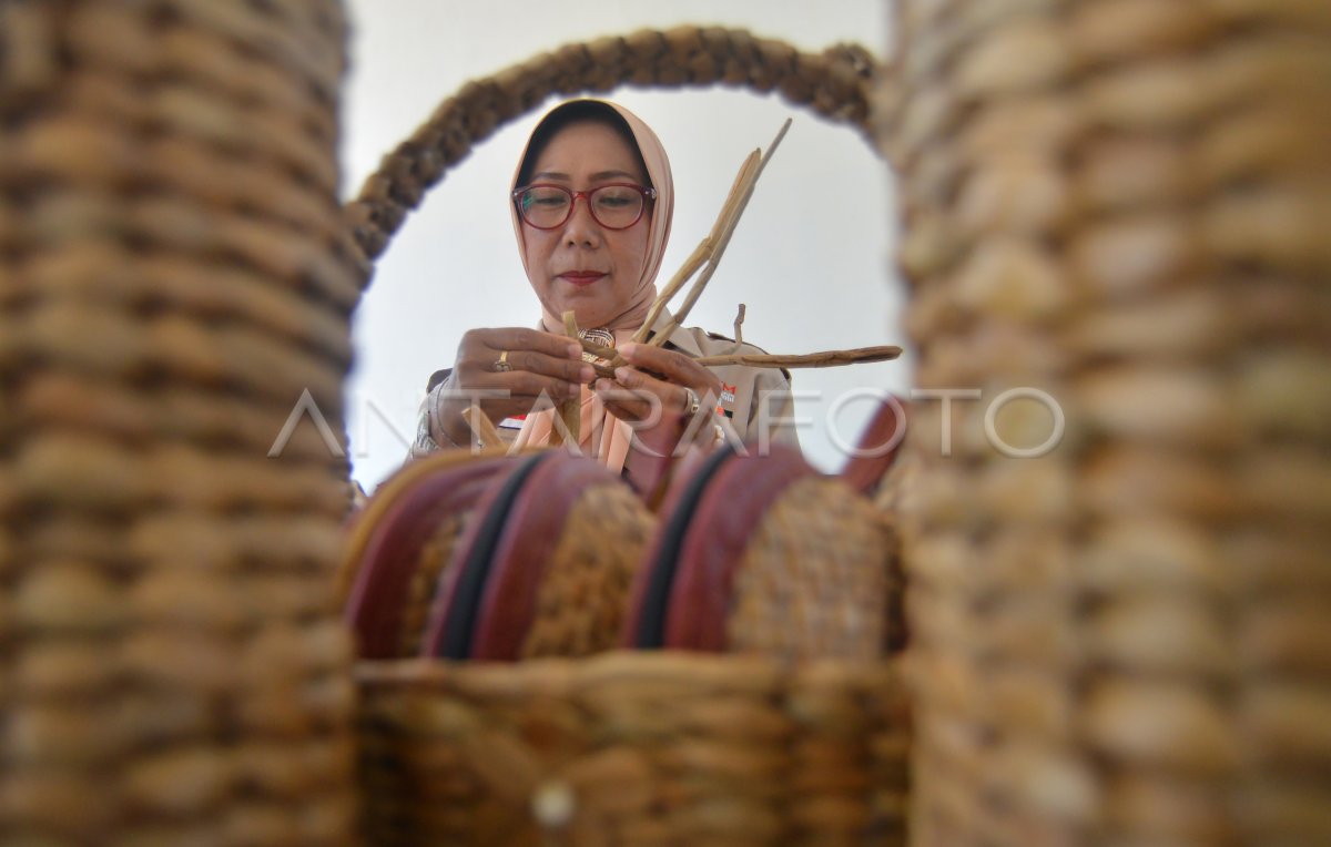 Kerajinan eceng gondok untuk pemulihan Danau Maninjau