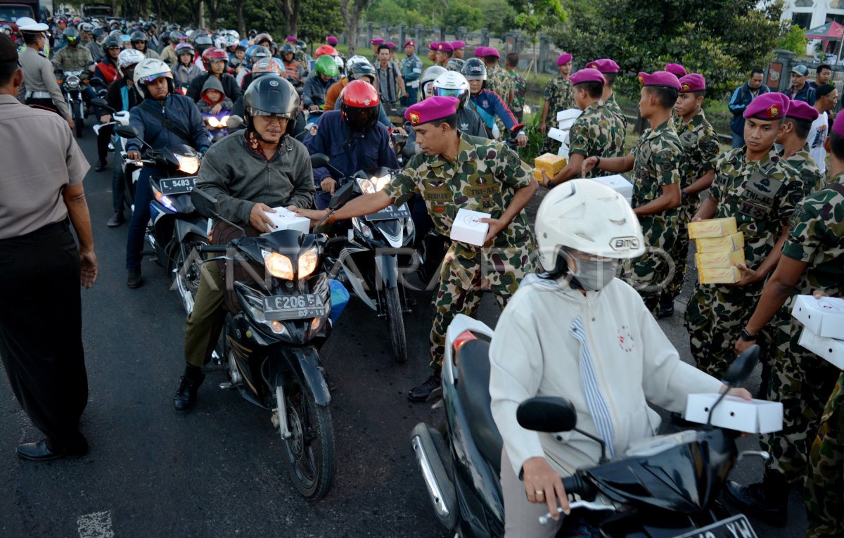 KORPS MARINIR BAGI TAKJIL | ANTARA Foto