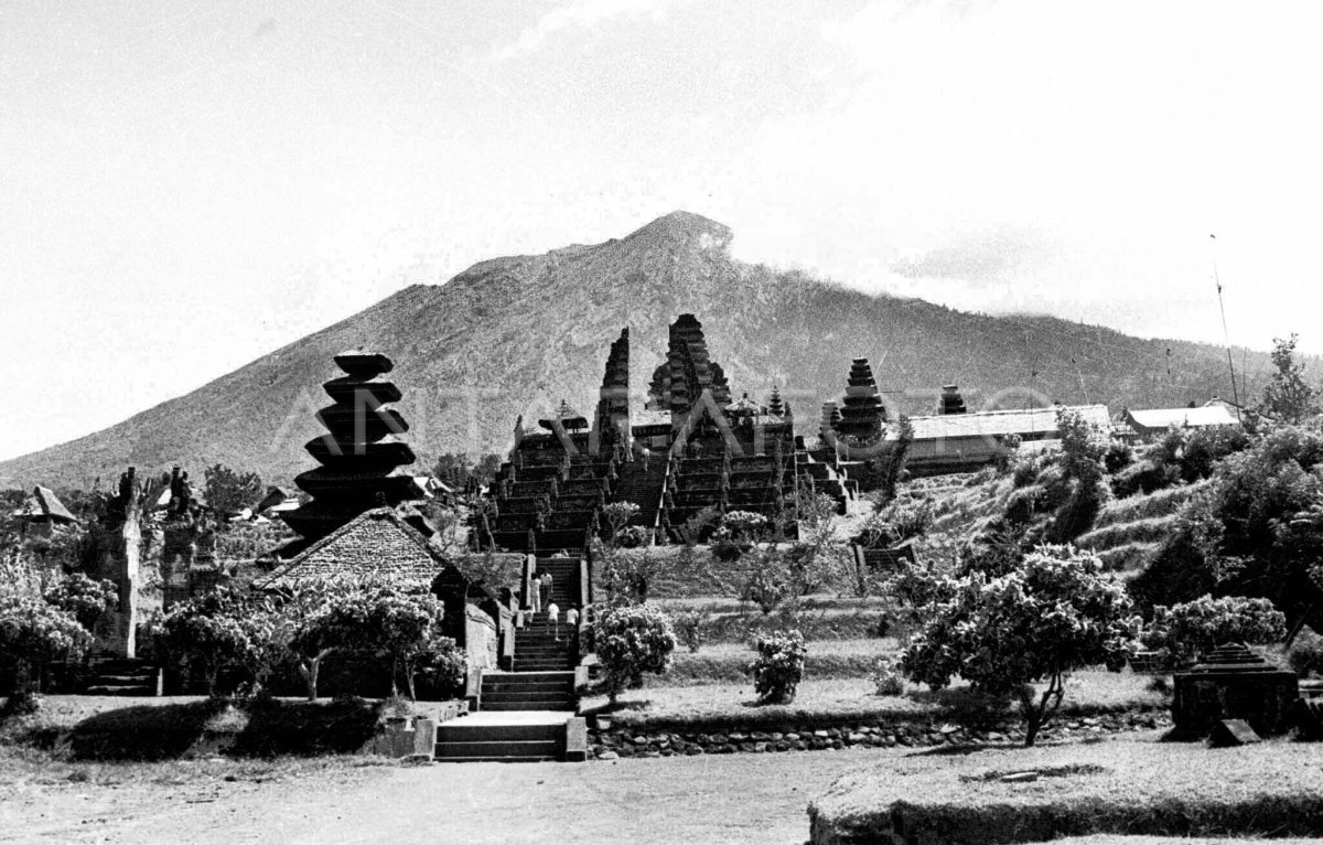 CANDI BESAKIH RUSAK | ANTARA Foto