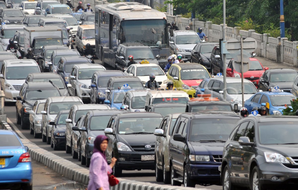 PERBAIKAN TRANSPORTASI MASSAL | ANTARA Foto