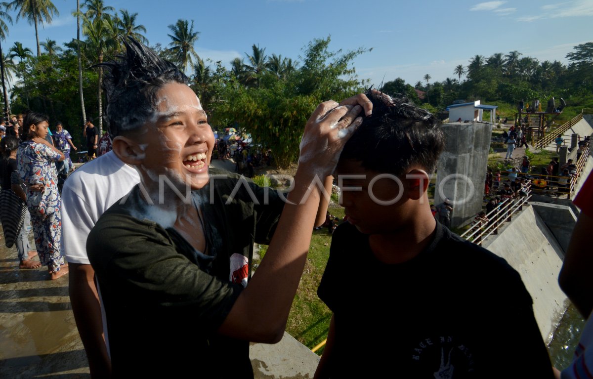 TRADISI MANDI BALIMAU | ANTARA Foto