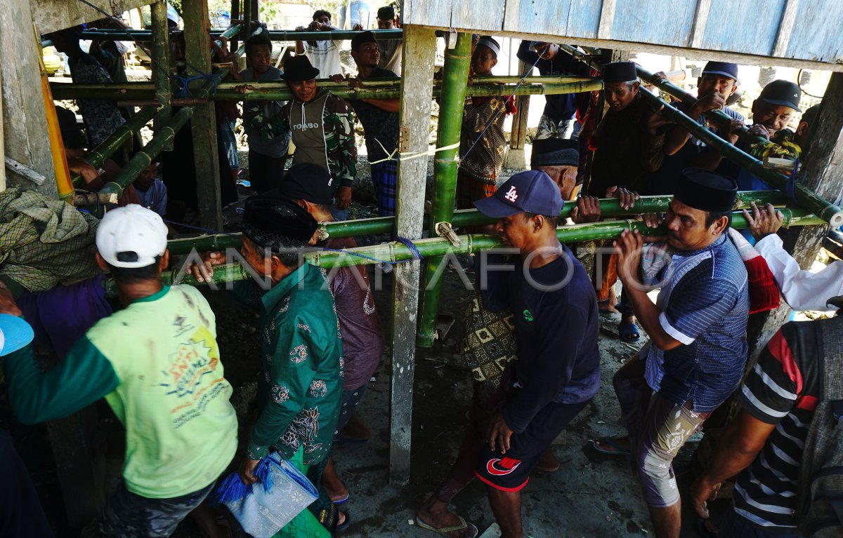 TRADISI MEMINDAHKAN RUMAH PANGGUNG BUGIS | ANTARA Foto