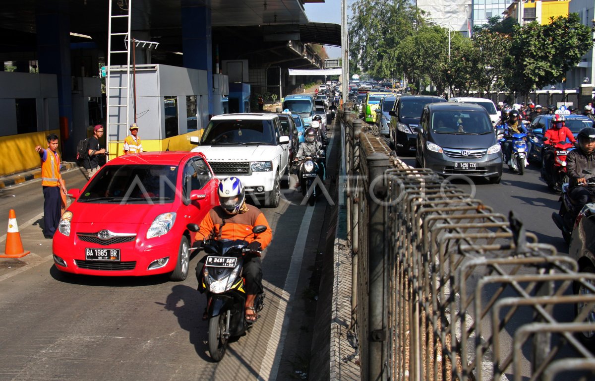 PENGALIHAN ARUS GERBANG TOL | ANTARA Foto