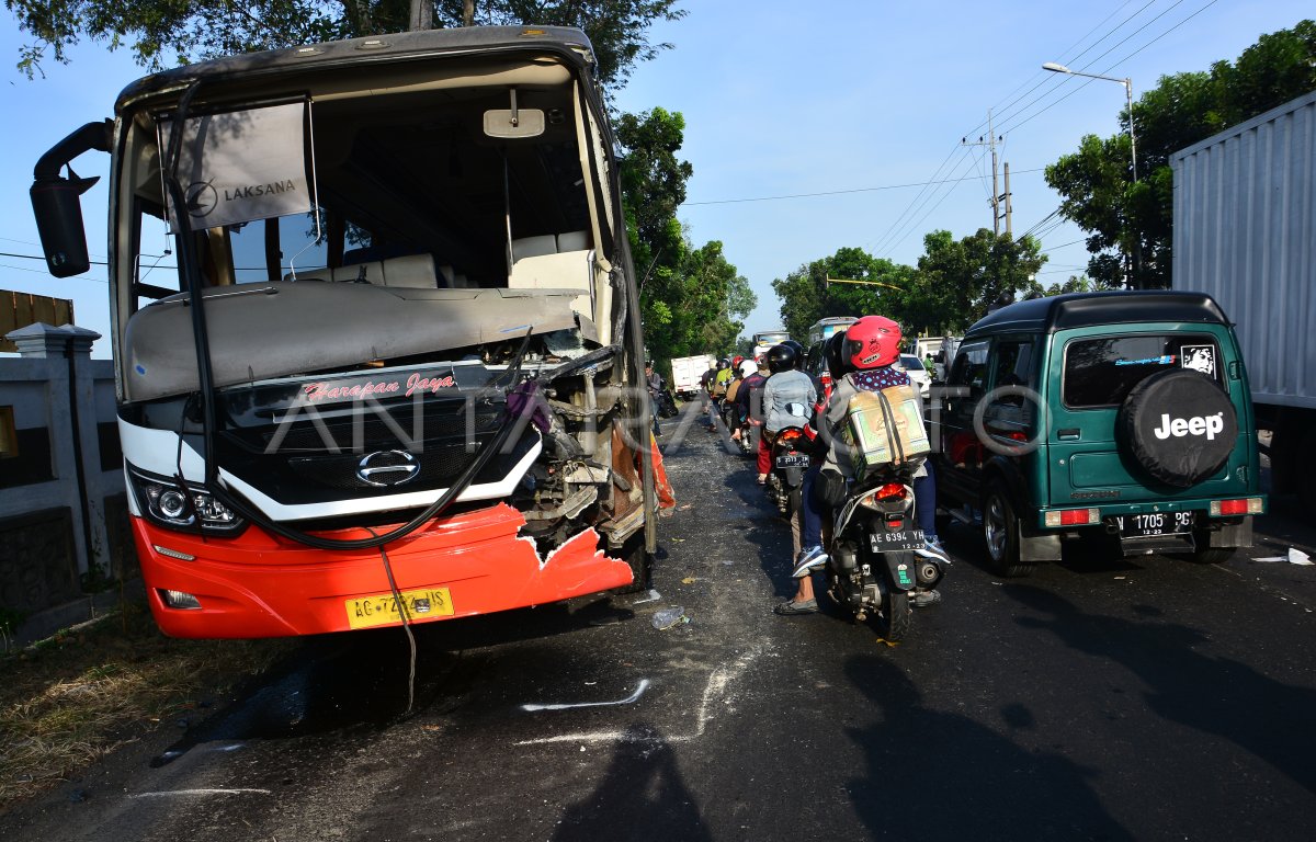 PIKAP TABRAK BUS DI JOMBANG | ANTARA Foto