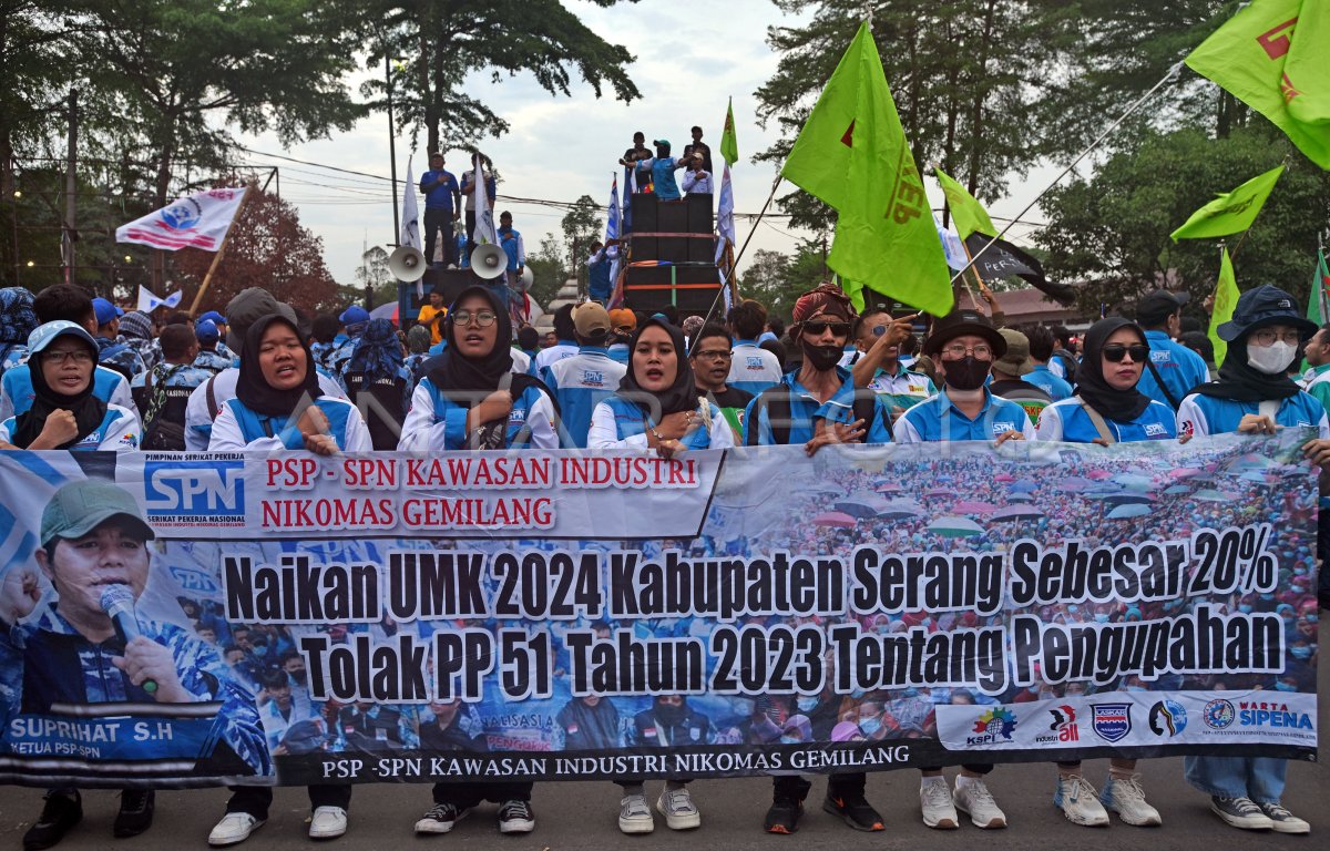 Demo Buruh Tuntut Kenaikan UMK 2024 | ANTARA Foto