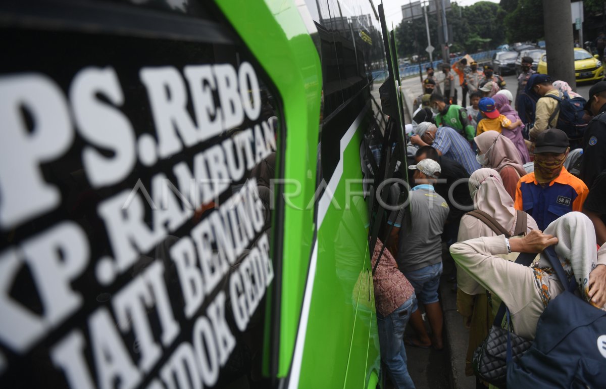 PUNCAK ARUS BALIK TERMINAL KAMPUNG RAMBUTAN | ANTARA Foto