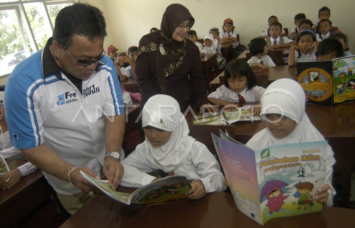 BANTUAN SEKOLAH | ANTARA Foto