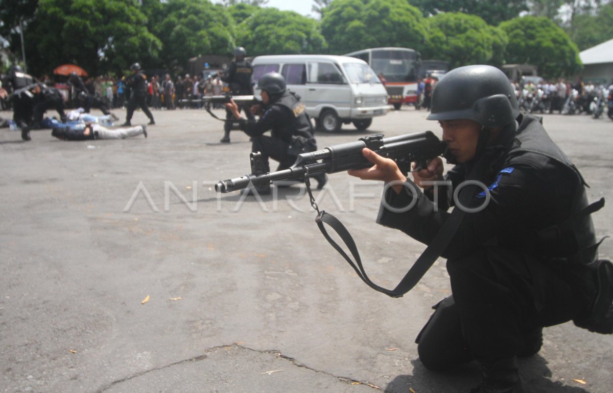 SIMULASI PENANGANAN BENCANA | ANTARA Foto