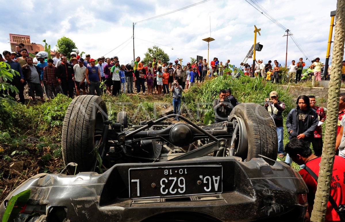 KECELAKAAN KA TABRAK MOBIL | ANTARA Foto